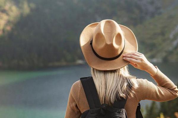 孤寒女性：她们内心的光芒与孤独的旅程