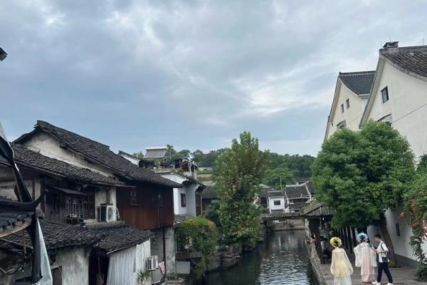 寂寞沉睡的大地，细雨轻拂梦中的回忆与思考